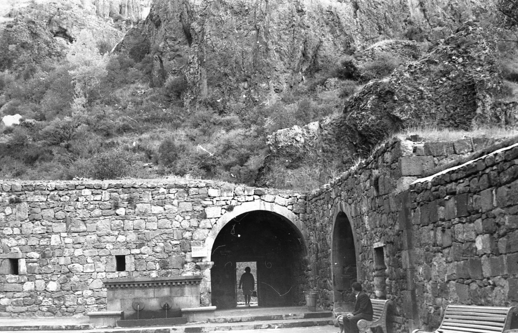 Գեղարդի վանք Гегард. Питьевой фонтан у Азатских ворот