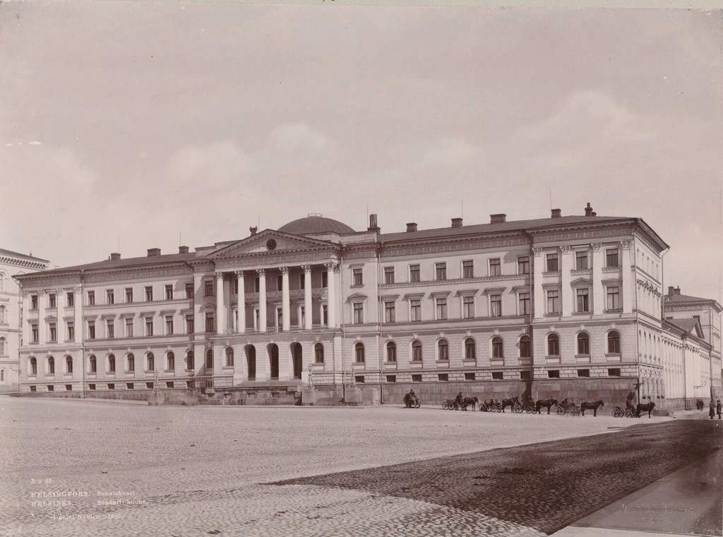 Valtioneuvoston palatsi Senaatintorilla Helsingforsissa
