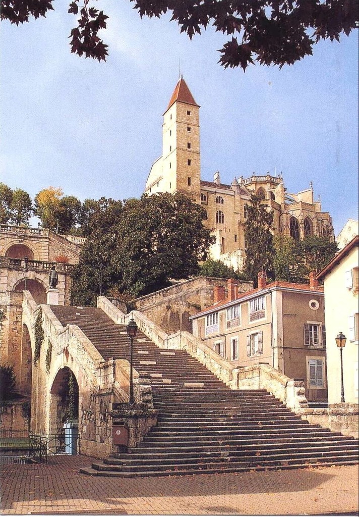 Auch. L'Escalier monumental, dominé par la statue de D'Artagnan et la Tour d'Armagnac