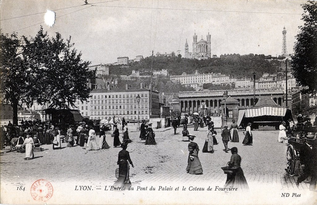 Lyon - L'Entrée du Pont du Palais et le Coteau de Fourvière