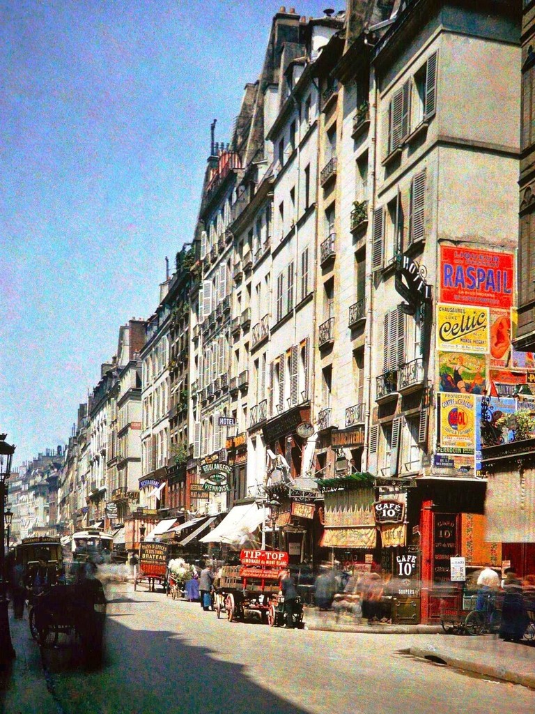 La rue Saint-Honoré, à l'angle de la rue de la Sourdière