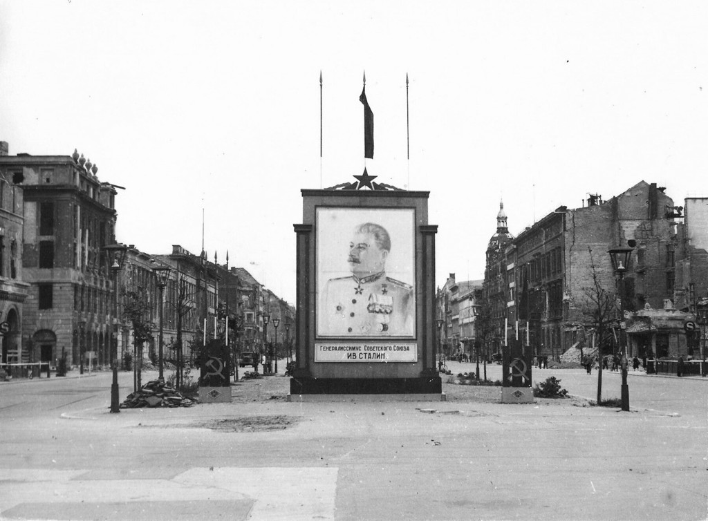 Porträt von Stalin auf dem Unter den Linden Boulevard