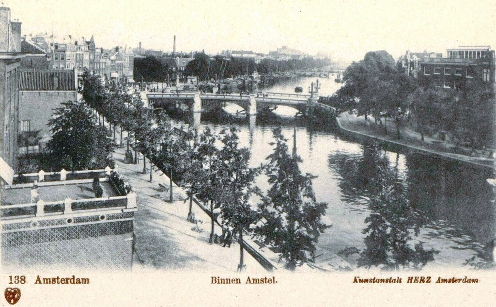 Binnen Amstel bij Blauwbrug gezien vanaf de hoek Zwanenburgwal
