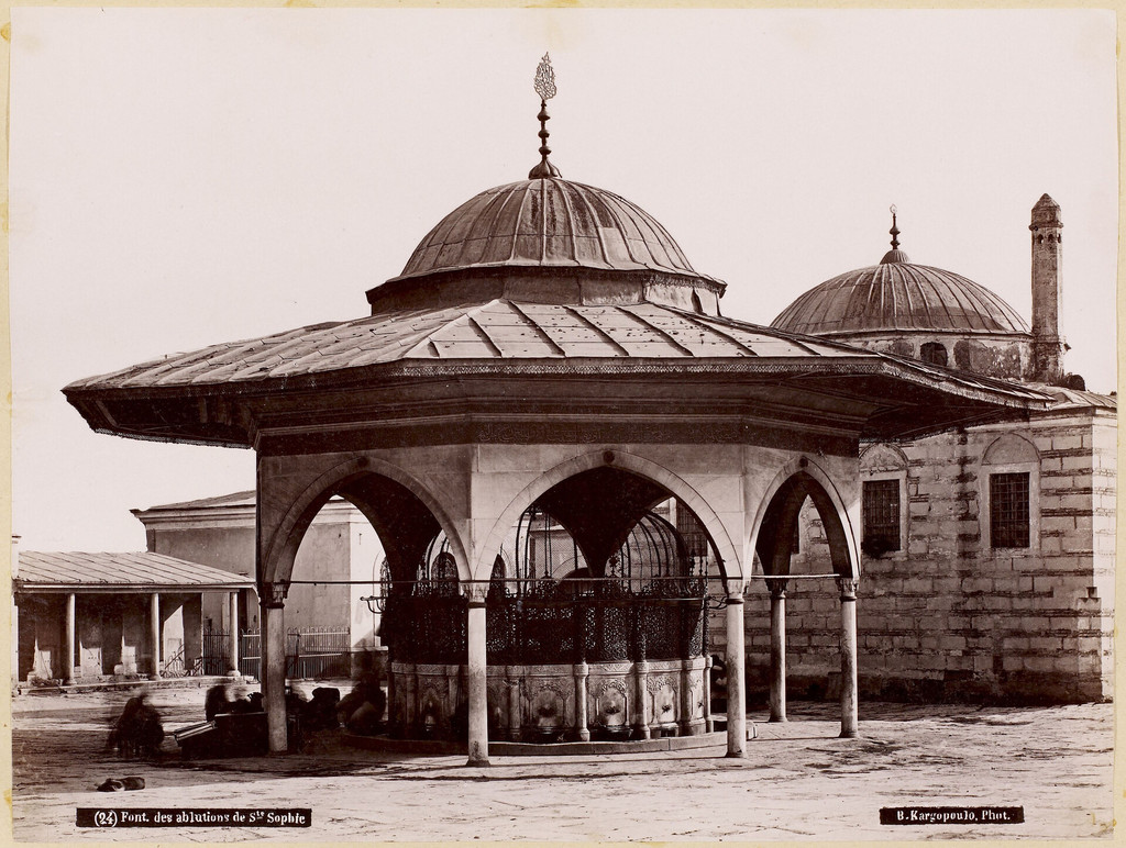 Konstantinopolis. Ayasofya'nın girişinin önündeki yıkama çeşmesi