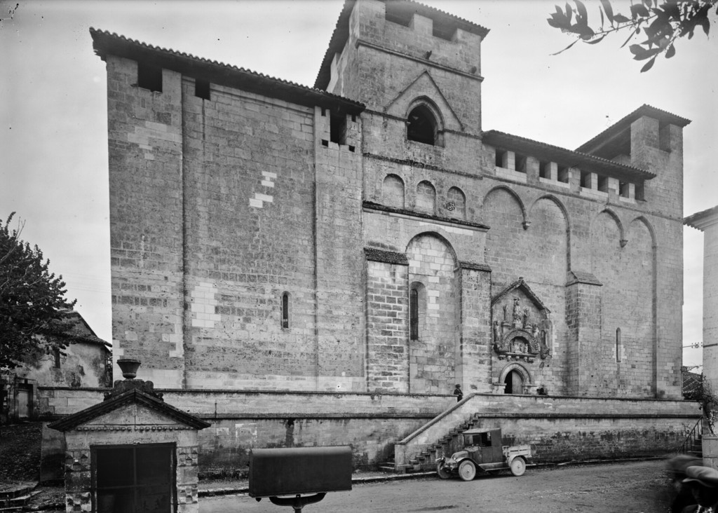 Grand-Brassac. La façade nord de l'église Saint-Pierre et Saint-Paul