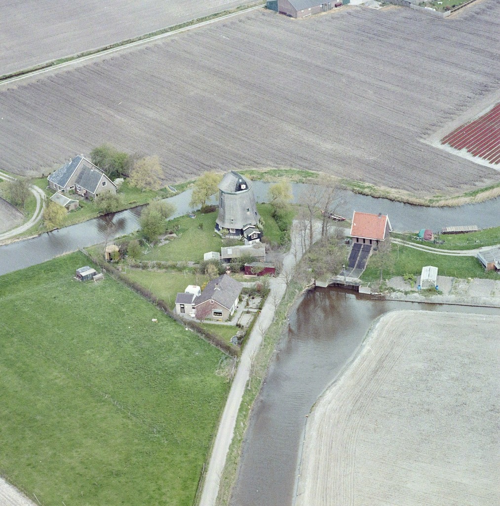 Luchtfoto van de Slootgaardpolder met de Slootgaardmolen