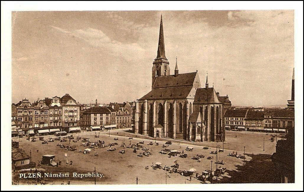 Pohled na náměstí s kostelem sv. Bartoloměje.