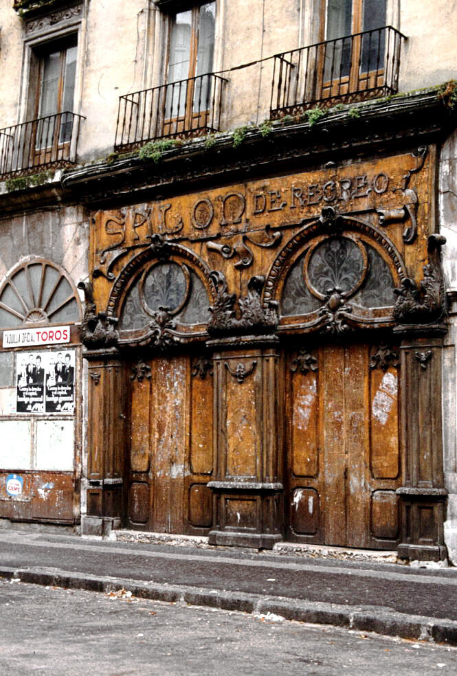 Burgos, Detalle de la fachada norte del Teatro Principal