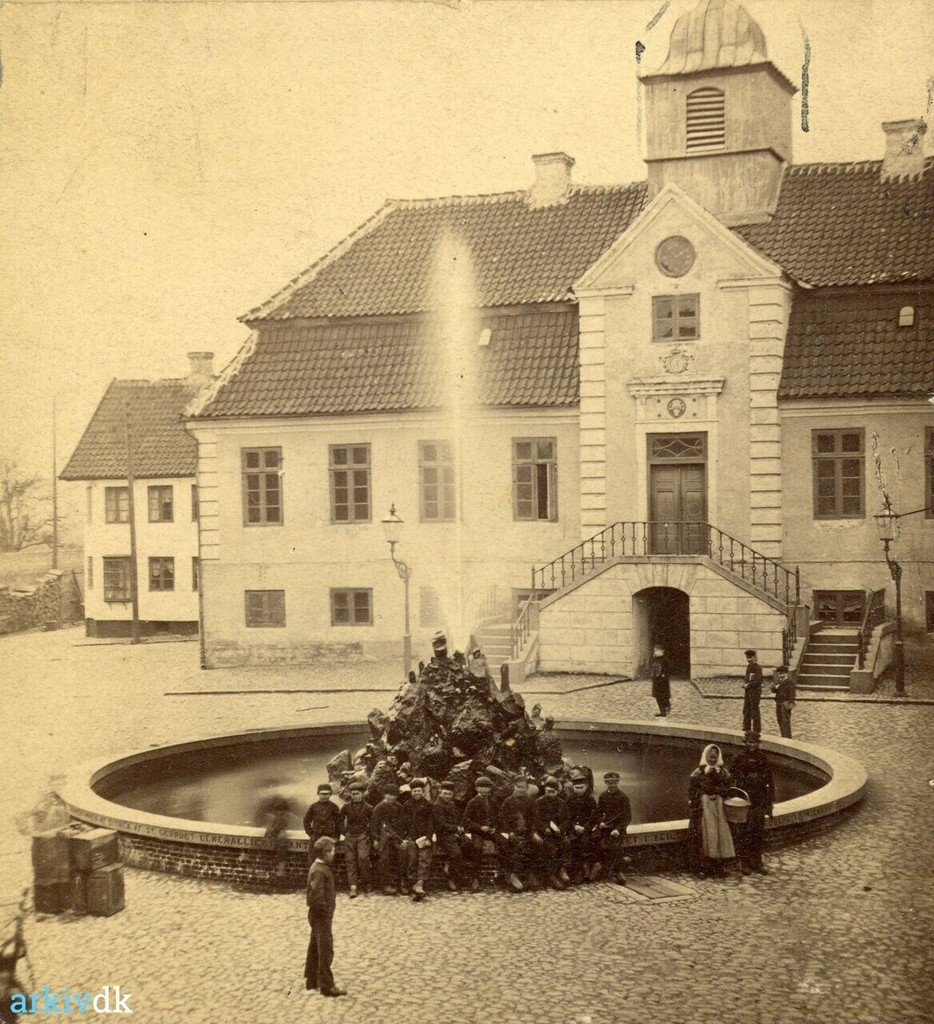 Vejle Rådhus og Rådhustorvet with springvand