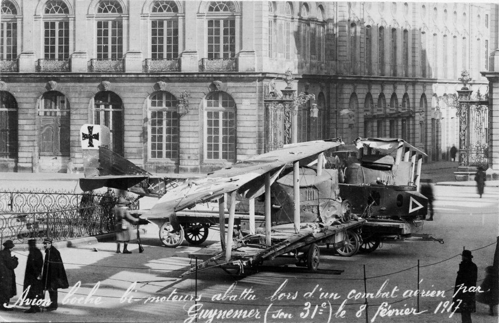 Avion boche bi-moteur abattu lors d'un combat aérien - Nancy, Place Stanislas