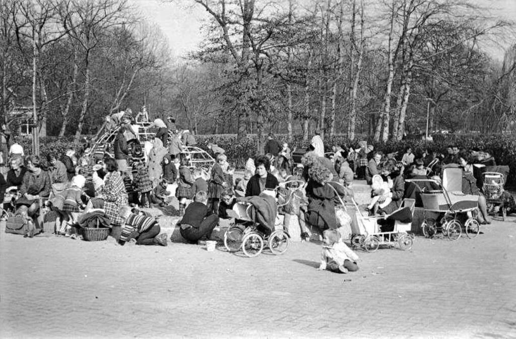 Zonnige lentedag in het Vondelpark, 1965