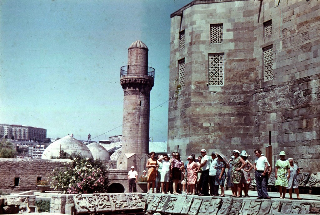 Şirvanşah Sarayının muzeyinin həyətində