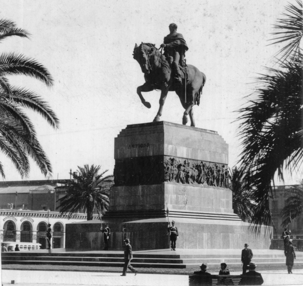 Montevideo. Monumento ecuestre a José Artigas, Plaza Independencia