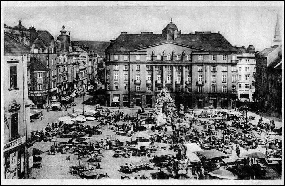 Brno, Zelný trh, Spodní část náměstí s budovou Cyrilometodějské záložny