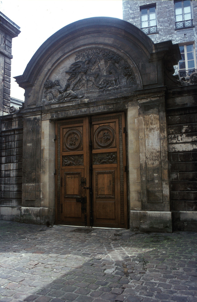 Hôtel Amelot-de-Bisseuil. Vue intérieure du portail, figure Romulus et Rémus allaités par la louve
