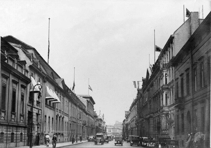 Reichskanzlei (Wilhelmstraße 77), daneben das Auswärtige Amt (Wilhelmstraße 76)