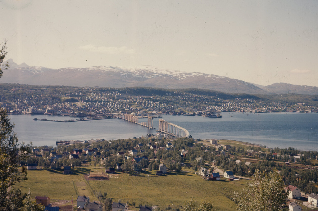 Utsikt over Tromsdalen, Tromsøysundet og Tromsøya