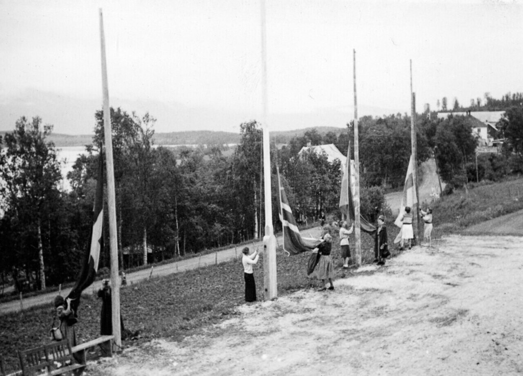 Flaggene heises ved Solhov folkehøgskole i Lyngen
