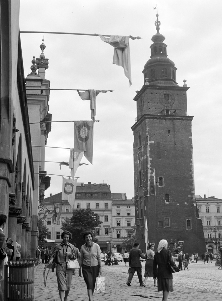 Rynek Główny, główny plac miasta, po prawej Wieża Ratuszowa