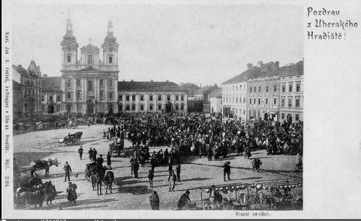 Uherské Hradiště. Тrh na hlavním náměstí