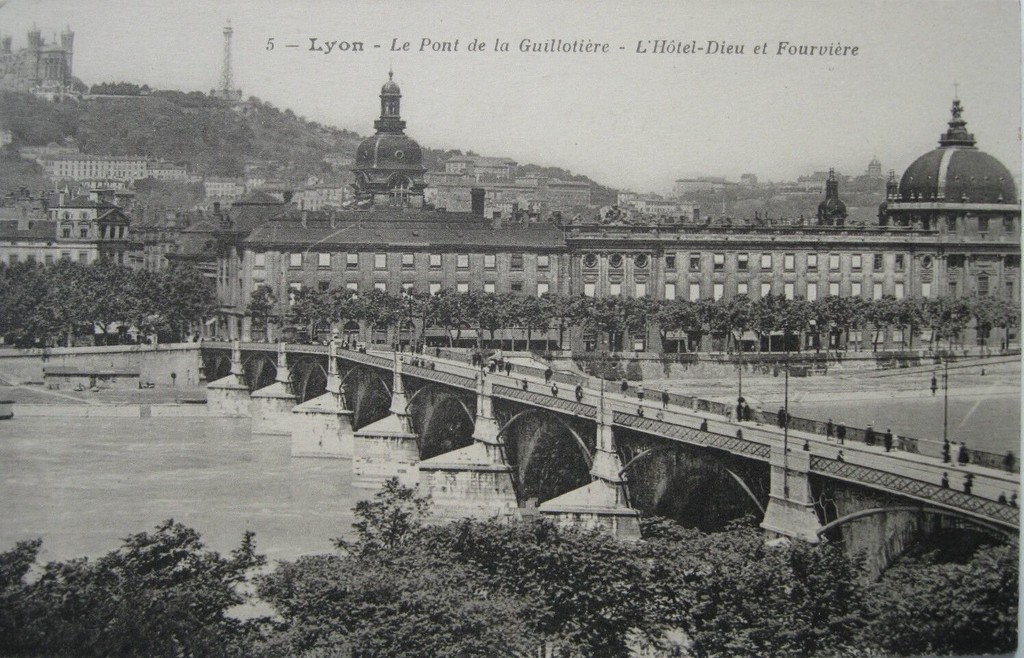 Lyon - Le Pont de la Guillotière - L'Hôtel-Dieu et Fourvière