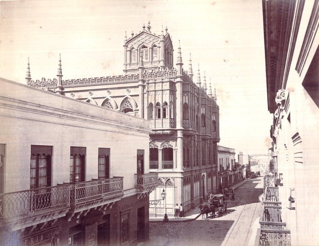 Montevideo. Casa de Pancho Gómez y Calle 25 de Mayo