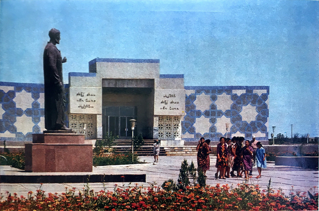 Музей и памятник Абу Али ибн Сино