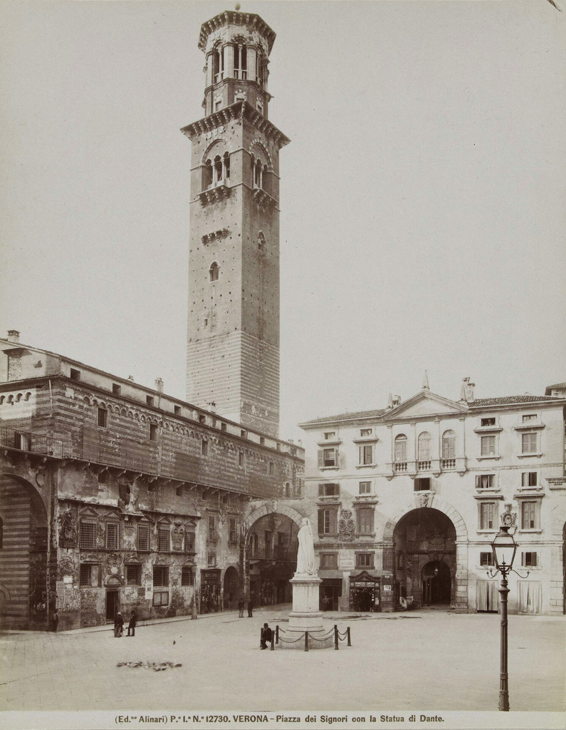 Piazza dei Signori con la statua di Dante.