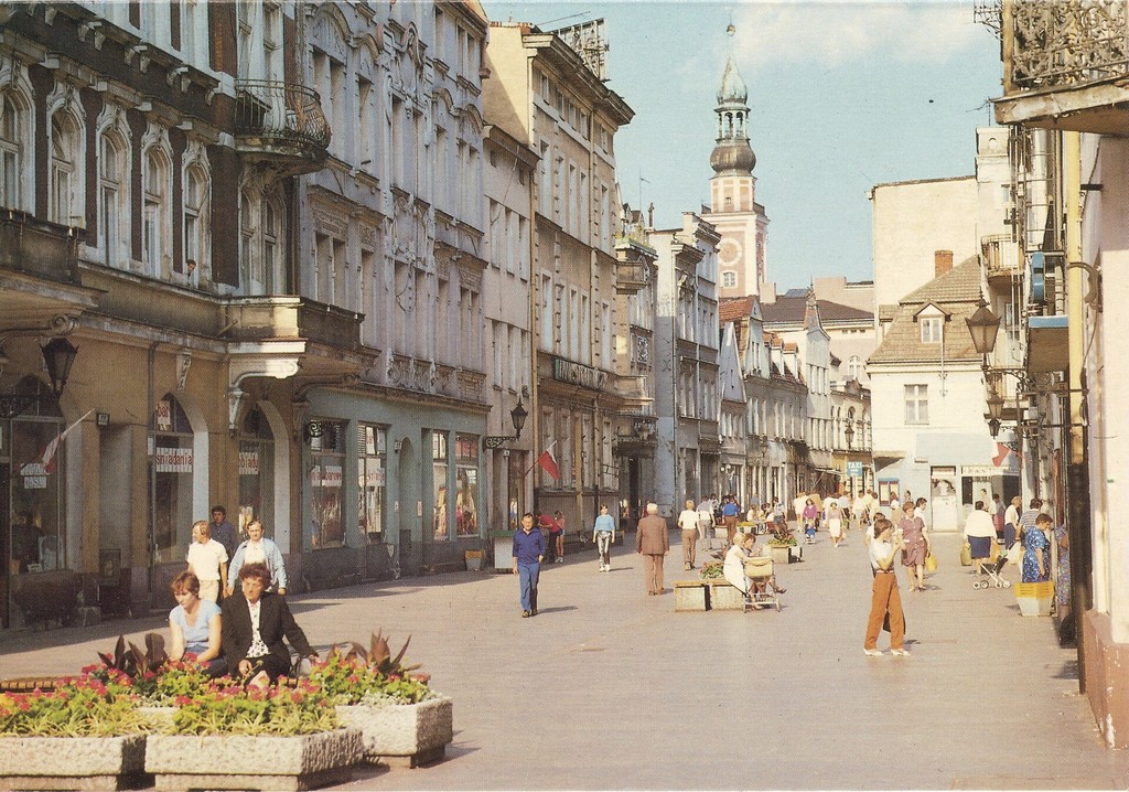 Leszno. Ulica Słowiańska - pasaż śródmiejski, ujęcie w kierunku Rynku
