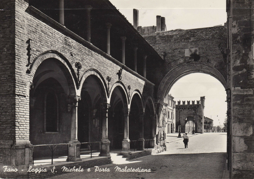 Fano, Loggia di San Michele e Porta Malatestiana