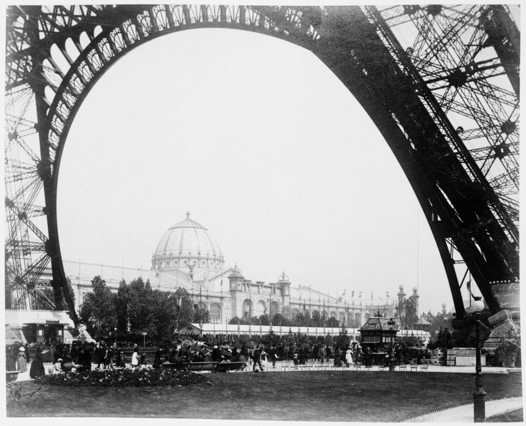 Exposition universelle de 1889: Palais des Beaux-Arts vu à travers la base de la Tour Eiffel