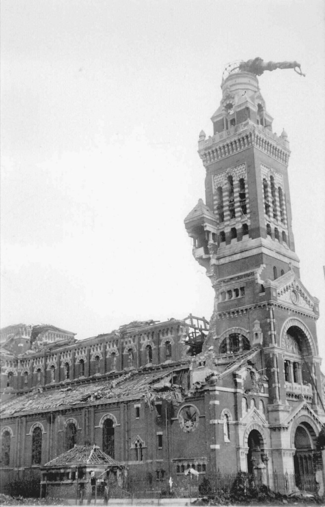 Vue de la basilique Notre-Dame de Brebières après les bombardements