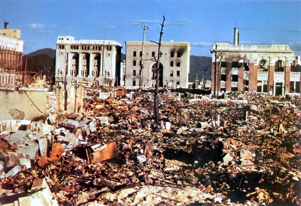 爆発の震源地から見た銀行の建物