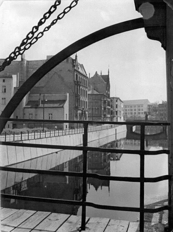 Ein Blick von der Jungfernbrücke auf die Gertraudenbrücke