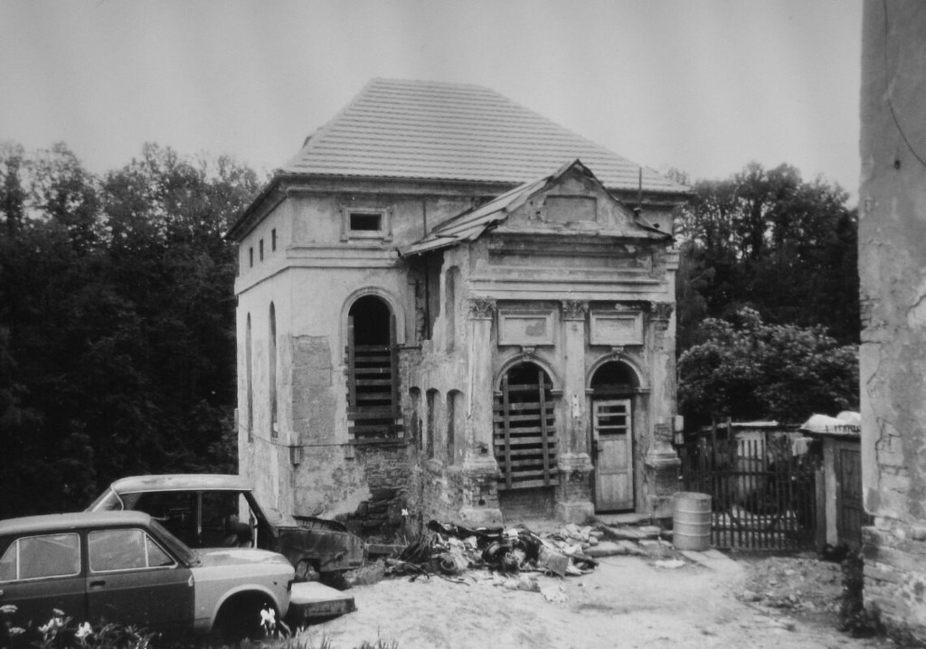 Úštěk, synagoga. Severní průčelí se schodišťovou přístavbou na počátku rekonstrukce