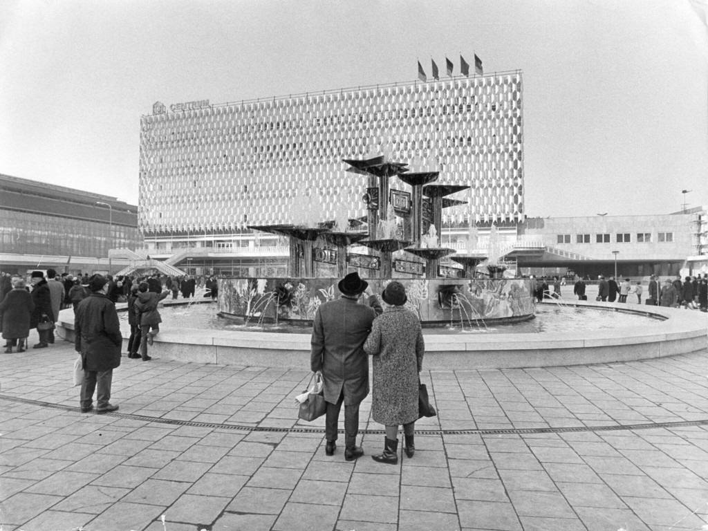 Das Warenhaus 'Centrum' und der Brunnen am Alexanderplatz