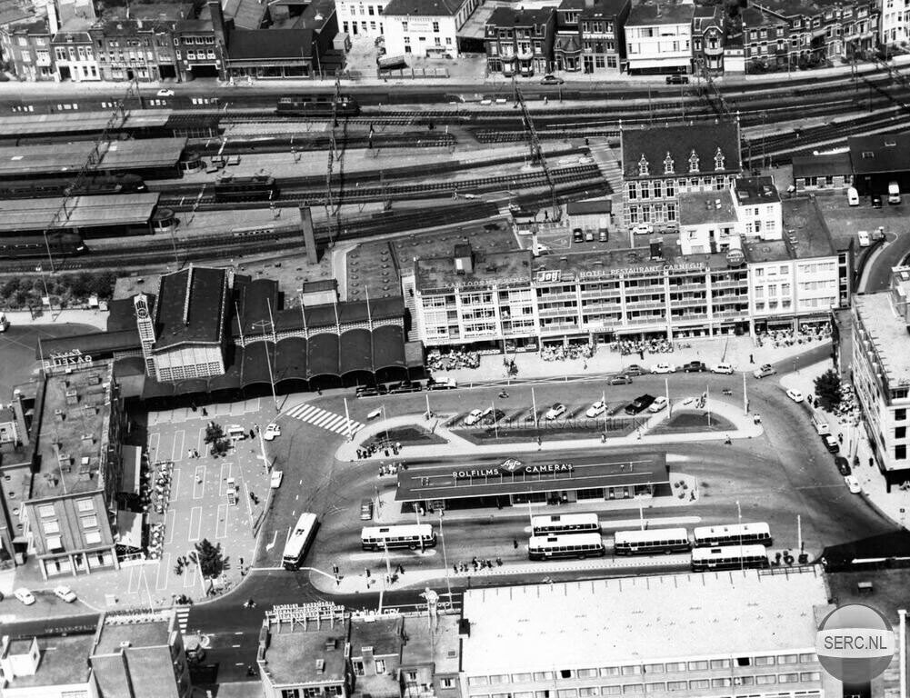 Arnhem. Luchtfoto van het Stationsplein