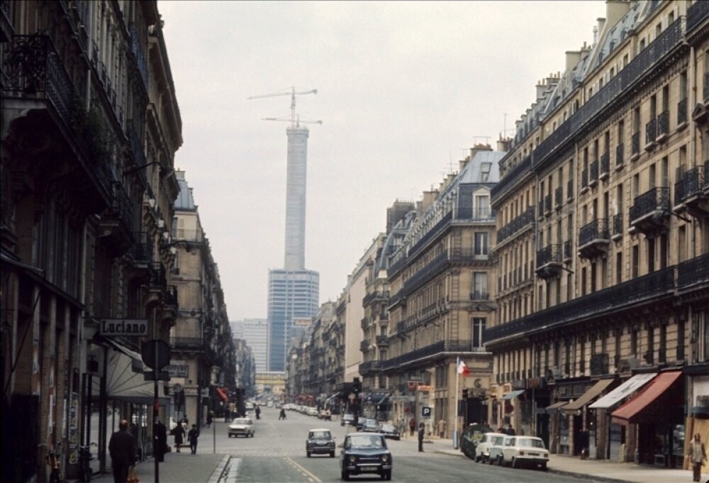 Construction de la tour Montparnasse, vue de la rue de Rennes