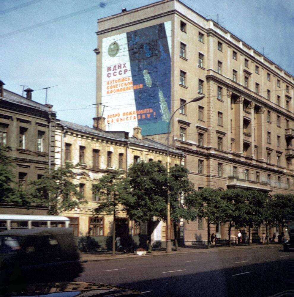 Реклама ВДНХ на проспекте Мира