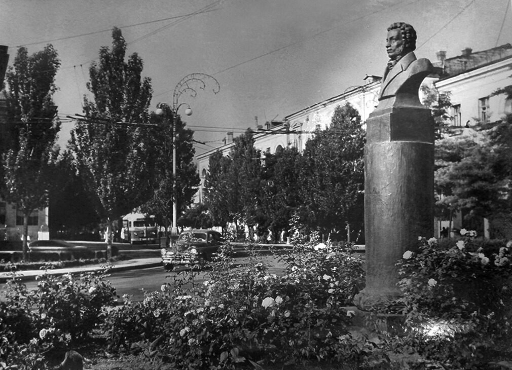 Площа Суворова (колишня Пушкіна)