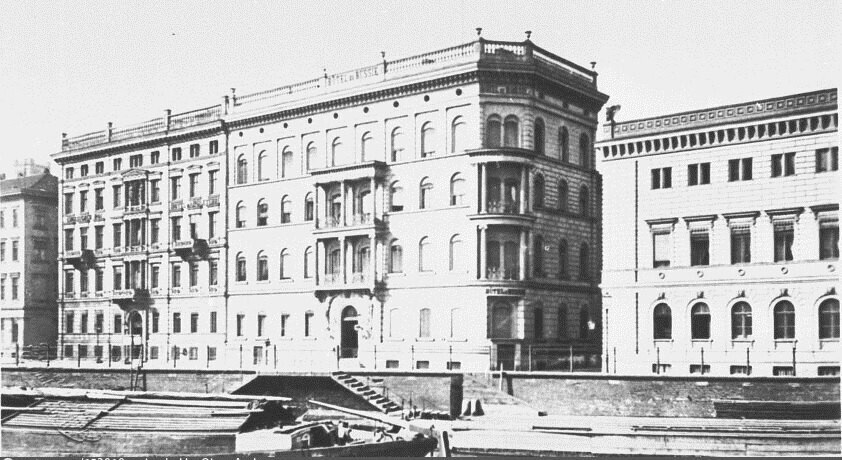 Hotel d'Angleterre (links), Hotel de Russie (Mitte) am Platz der Bauakademie, Kommandantur (rechts)
