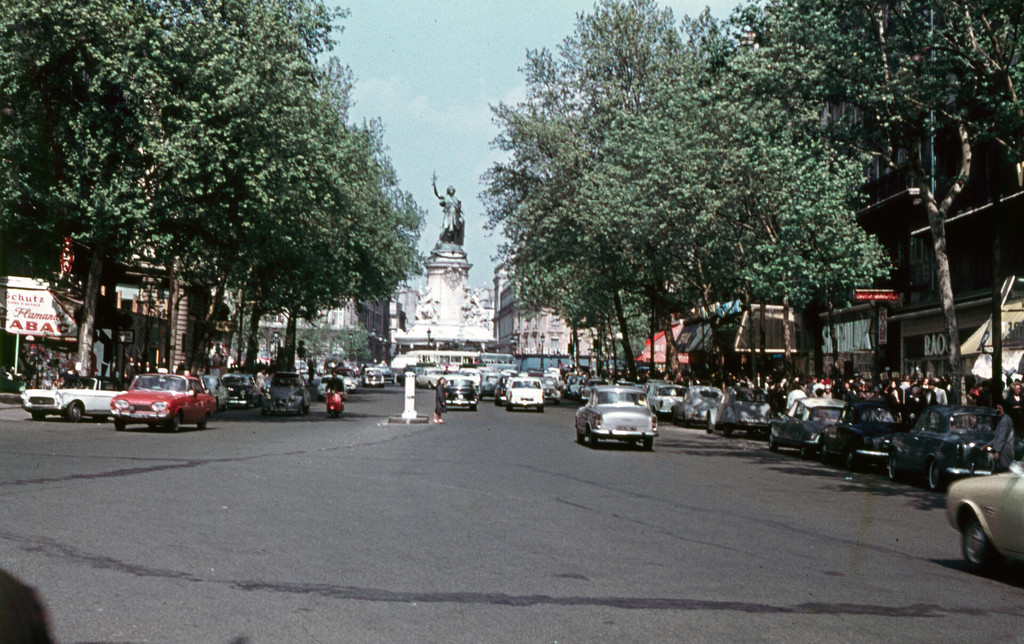Rue du Temple et Monument à la République
