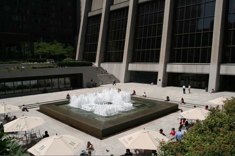 The fountain near First National Plaza (Chase Tower)