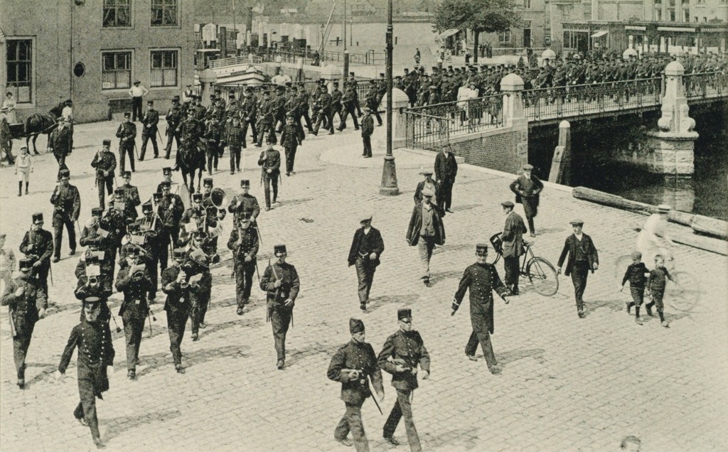 Dordrecht. Militaire mars van het Korps Pontonniers over de Engelenburgerbrug