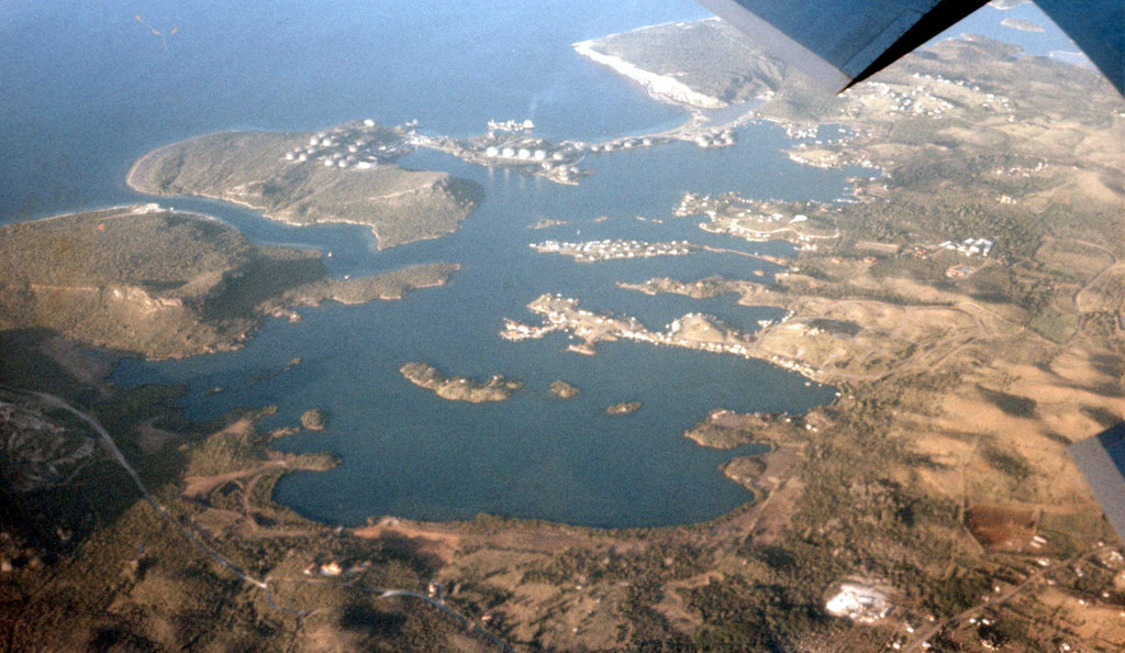 Luchtfoto Curaçao met onder meer Caracasbaai en Spaanse Water