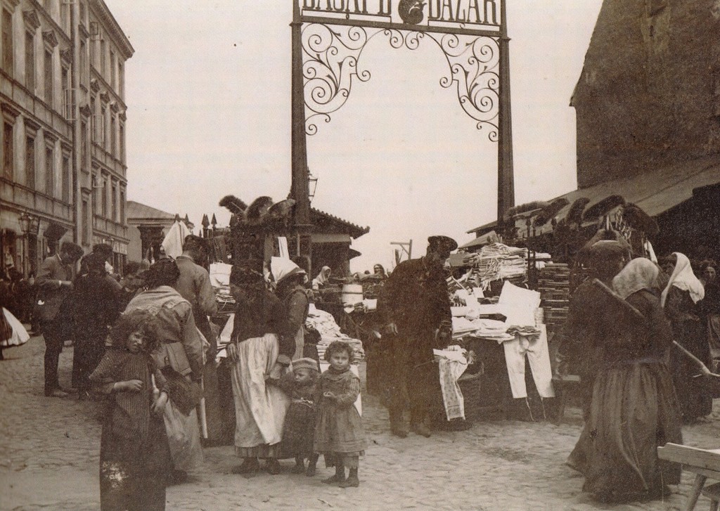 Wejście na Bazar Różyckiego w Warszawie od strony ul. Targowej