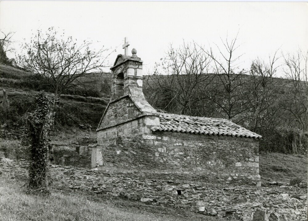Vecinos de Loreda construyen una ermita en el pueblo