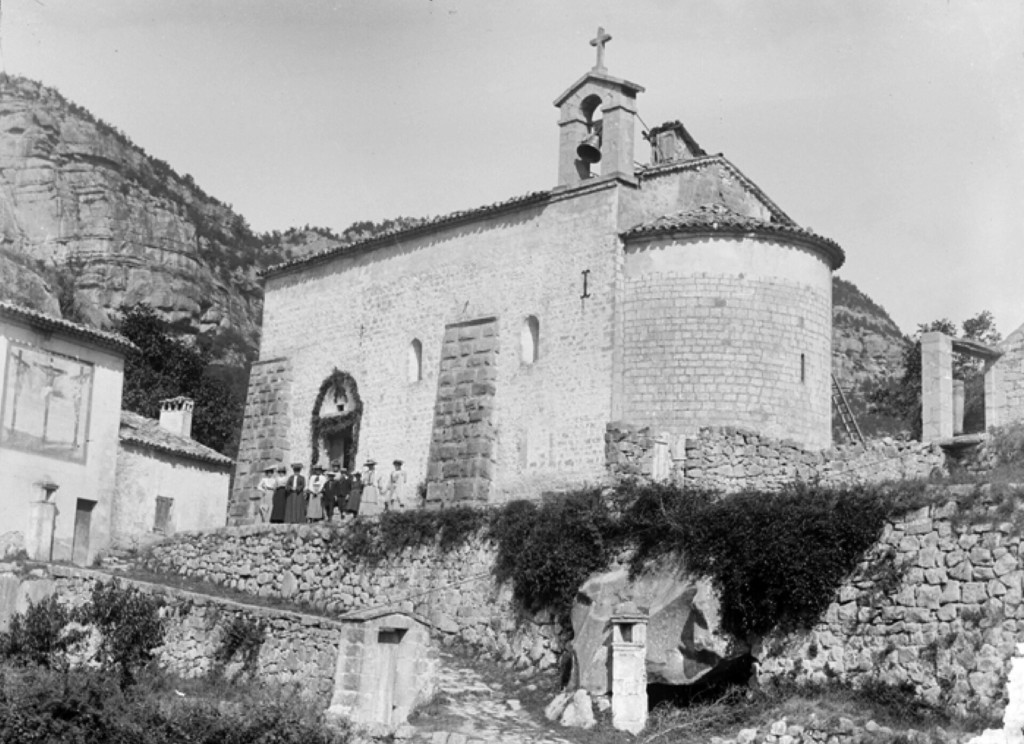 Annot. La chapelle Notre-Dame de Vers-la-Ville, vue générale côté sud