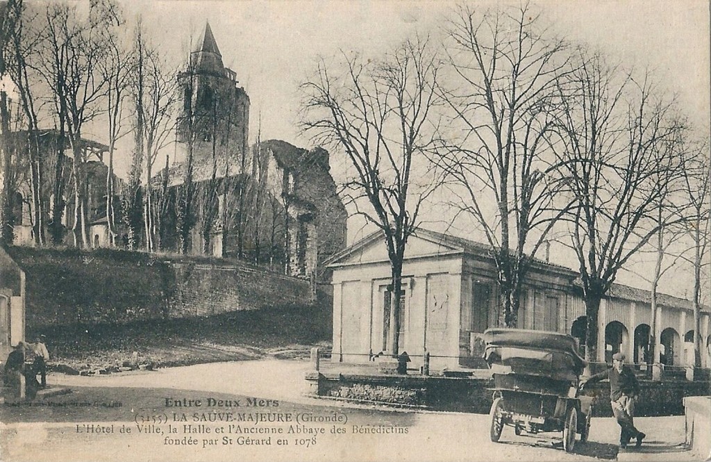 La Sauve-Majeure. L'Hôtel de Ville - La Halle et l'ancienne Abbaye des bénédictins