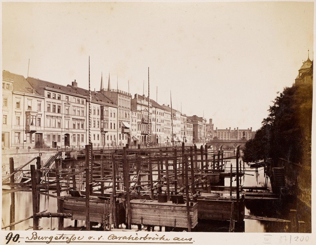 Die Spree von der Kavalierbrücke aus gesehen, Richtung Mühlendamm mit der Bebauung der Burgstraße